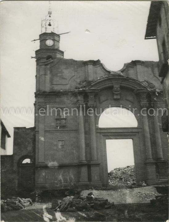 Manlleu. Any 1939. fase de reconstruccio de l'esglesia parroquial.