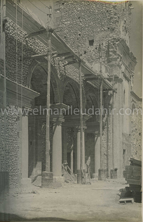 Manlleu. 24 de juliol de 1943. fase de reconstruccio de l'esglesia parroquial.