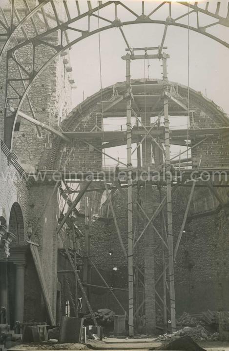 Manlleu. 14 d'octubre de 1943. fase de reconstruccio de l'esglesia parroquial.