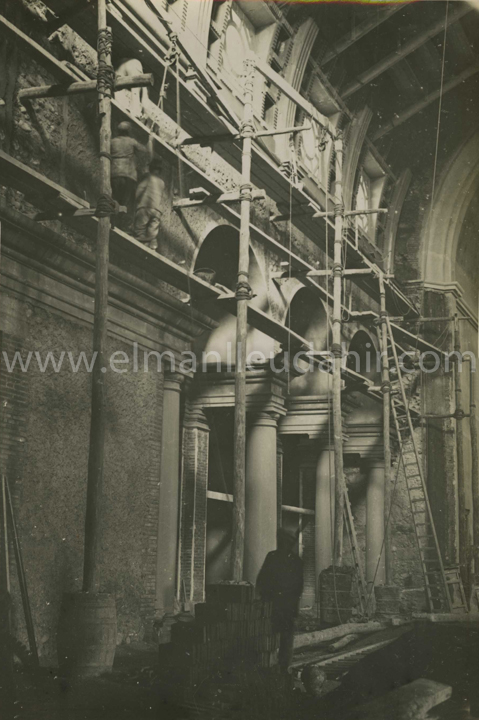 Manlleu. 17 de febrer de 1945. fase de reconstruccio de l'esglesia parroquial.