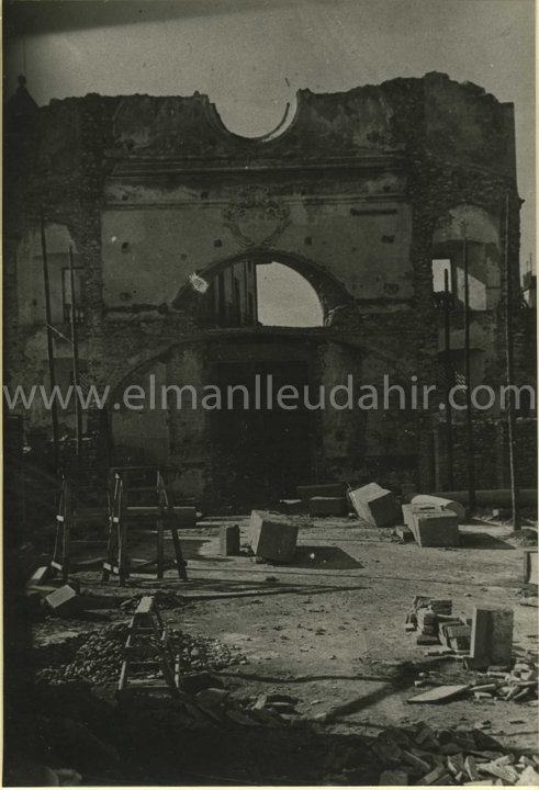 Manlleu. 26 d'octubre de 1941. fase de reconstruccio de l'esglesia parroquial.