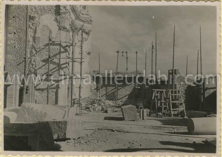 Manlleu. 26 d'octubre de 1941. fase de reconstruccio de l'esglesia parroquial.