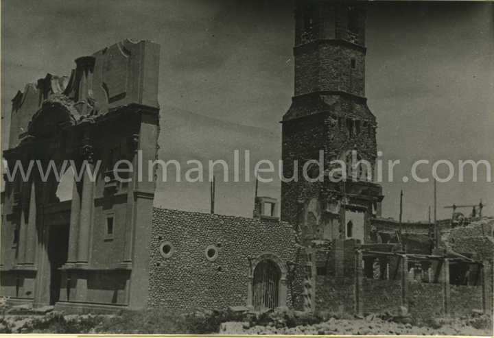 Manlleu. 12 de juny de 1942. fase de reconstruccio de l'esglesia parroquial.