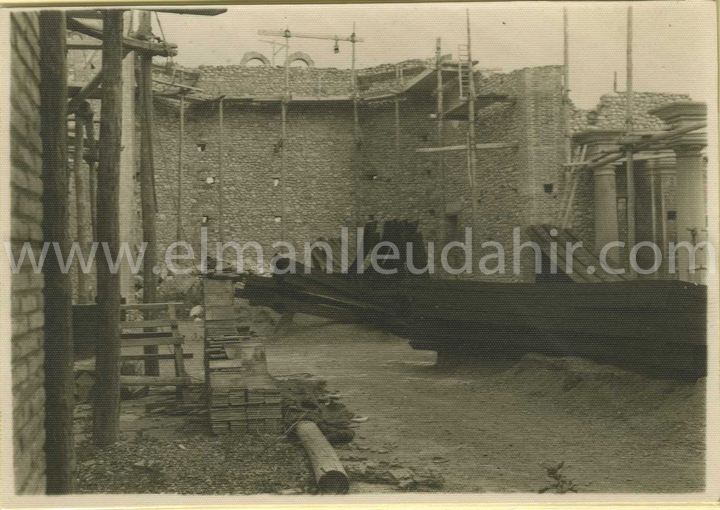 Manlleu. 9 de juny de 1943. fase de reconstruccio de l'esglesia parroquial.