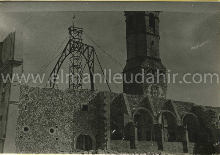 Manlleu. 12 d'agost de 1943. fase de reconstruccio de l'esglesia parroquial.